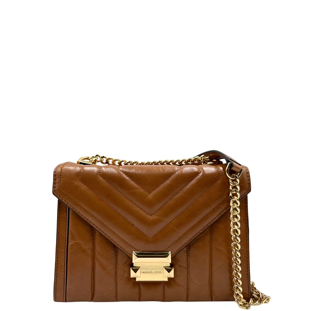 Front di una Borsa Michael Kors in pelle color cuoio con parti metalliche dorate; munita di una tracolla in catena scorrevole con spallaccio in pelle. Indossabile a tracolla oppure a spalla. Originale, usata, di lusso, in ottime condizioni.