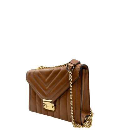 Lato sinistro di una Borsa Michael Kors in pelle color cuoio con parti metalliche dorate; munita di una tracolla in catena scorrevole con spallaccio in pelle. Indossabile a tracolla oppure a spalla. Originale, usata, di lusso, in ottime condizioni.