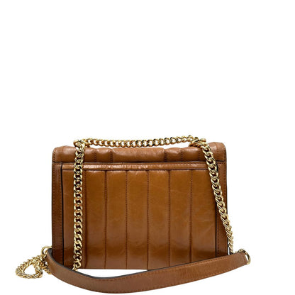 Retro di una Borsa Michael Kors in pelle color cuoio con parti metalliche dorate; munita di una tracolla in catena scorrevole con spallaccio in pelle. Indossabile a tracolla oppure a spalla. Originale, usata, di lusso, in ottime condizioni.