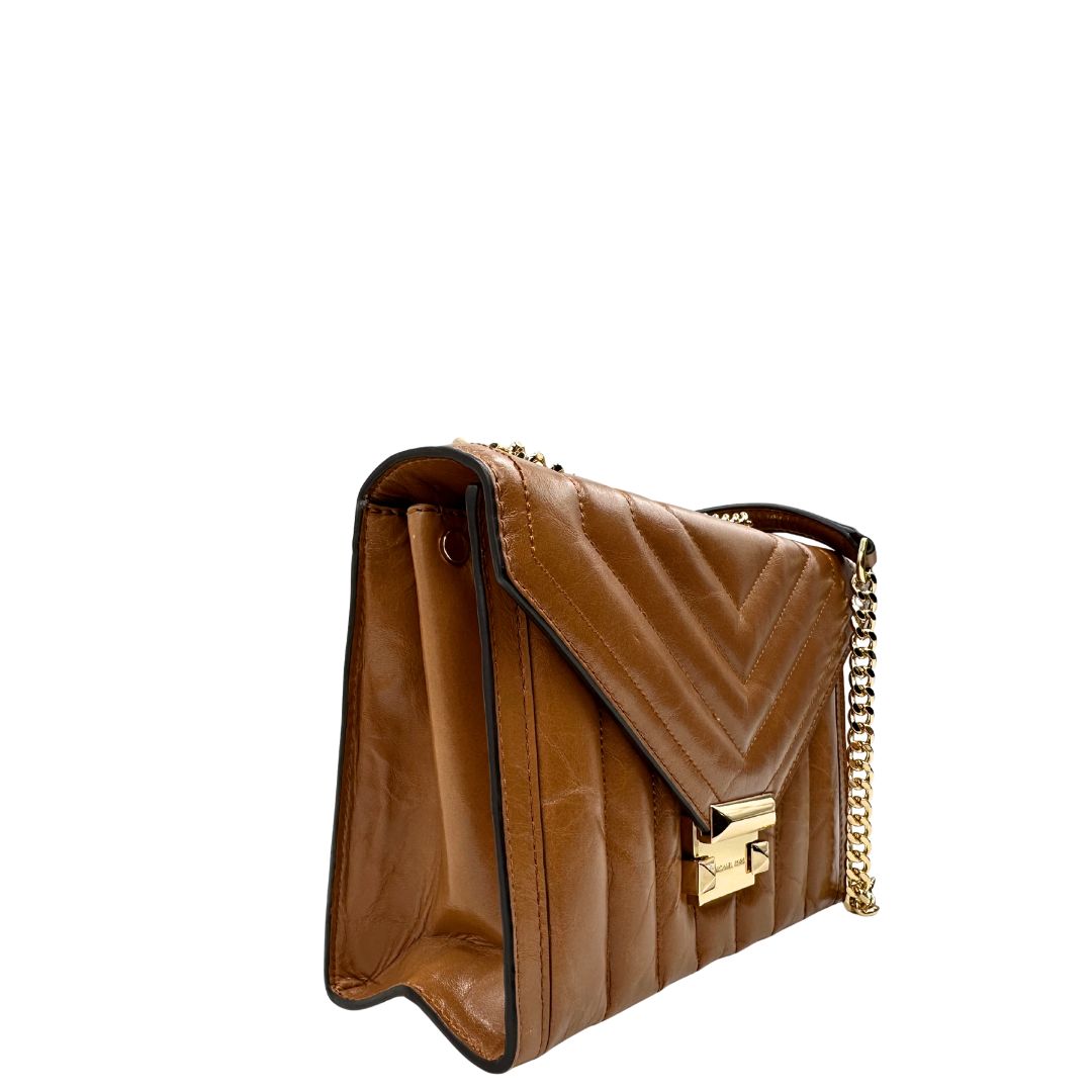 Lato destro di una Borsa Michael Kors in pelle color cuoio con parti metalliche dorate; munita di una tracolla in catena scorrevole con spallaccio in pelle. Indossabile a tracolla oppure a spalla. Originale, usata, di lusso, in ottime condizioni.