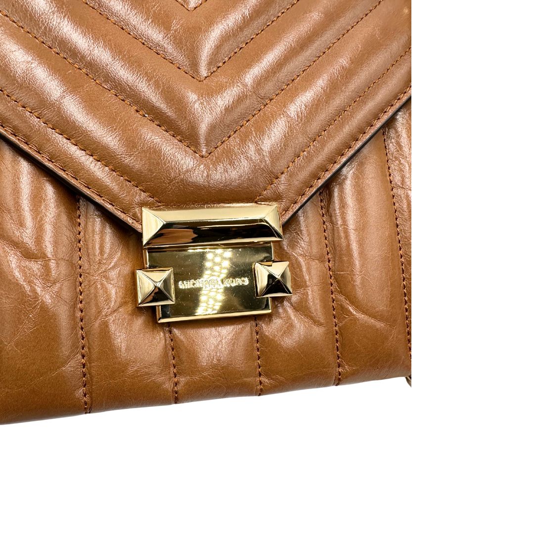 Borsa Michael Kors in pelle color cuoio con parti metalliche dorate; munita di una tracolla in catena scorrevole con spallaccio in pelle. Indossabile a tracolla oppure a spalla. Originale, usata, di lusso, in ottime condizioni.