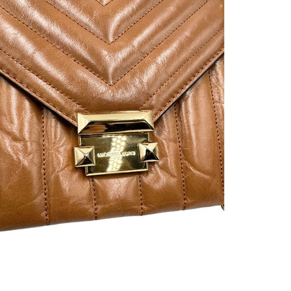 Borsa Michael Kors in pelle color cuoio con parti metalliche dorate; munita di una tracolla in catena scorrevole con spallaccio in pelle. Indossabile a tracolla oppure a spalla. Originale, usata, di lusso, in ottime condizioni.