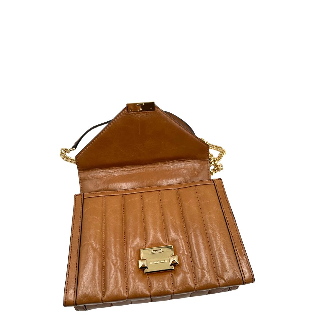 Interno di una Borsa Michael Kors in pelle color cuoio con parti metalliche dorate; munita di una tracolla in catena scorrevole con spallaccio in pelle. Indossabile a tracolla oppure a spalla. Originale, usata, di lusso, in ottime condizioni.