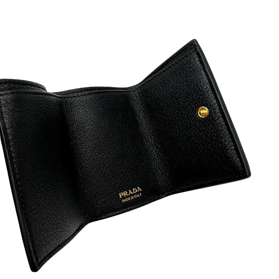 interno Portafoglio Prada in pelle martellata nera con parti metalliche dorate. Completa di scatola, di lusso, ottime , usata. 