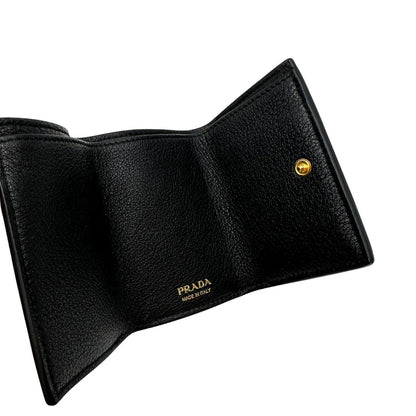 interno Portafoglio Prada in pelle martellata nera con parti metalliche dorate. Completa di scatola, di lusso, ottime , usata. 