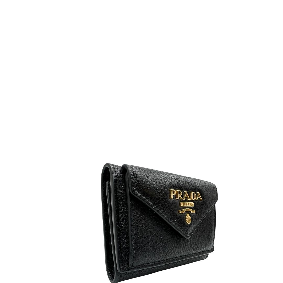 lato Portafoglio Prada in pelle martellata nera con parti metalliche dorate. Completa di scatola, di lusso, ottime , usata. 