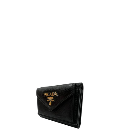 lato Portafoglio Prada in pelle martellata nera con parti metalliche dorate. Completa di scatola, di lusso, ottime , usata. 