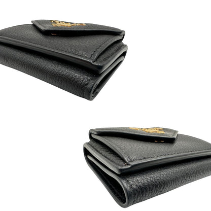 angoli Portafoglio Prada in pelle martellata nera con parti metalliche dorate. Completa di scatola, di lusso, ottime , usata. 