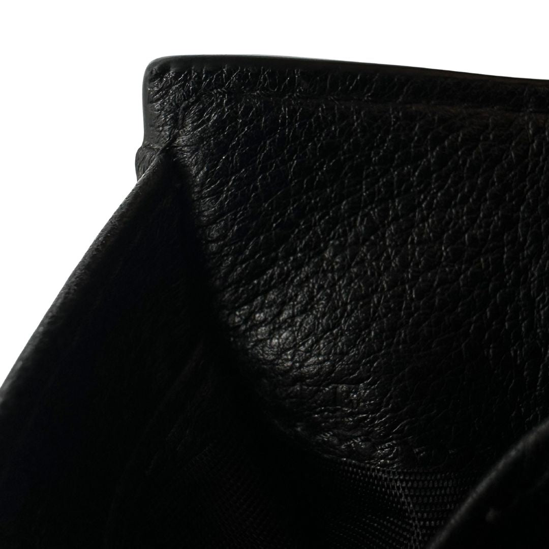 interno Portafoglio Prada in pelle martellata nera con parti metalliche dorate. Completa di scatola, di lusso, ottime , usata. 