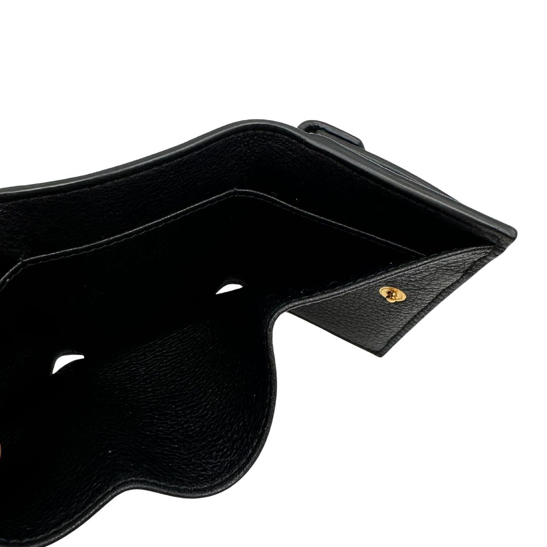 interno Portafoglio Prada in pelle martellata nera con parti metalliche dorate. Completa di scatola, di lusso, ottime , usata. 