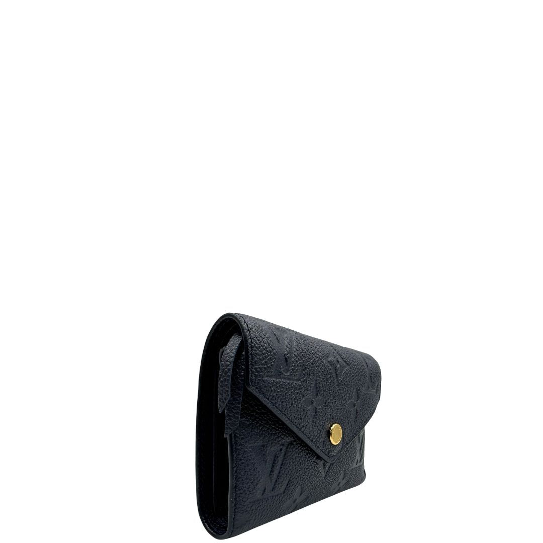 lato Portafoglio Louis Vuitton in pelle blu monogram Empreinte con parti metalliche dorate. Completo di scatola, di lusso, originale, ottime condizioni. 