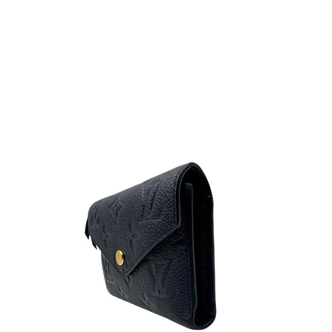 lato Portafoglio Louis Vuitton in pelle blu monogram Empreinte con parti metalliche dorate. Completo di scatola, di lusso, originale, ottime condizioni. 