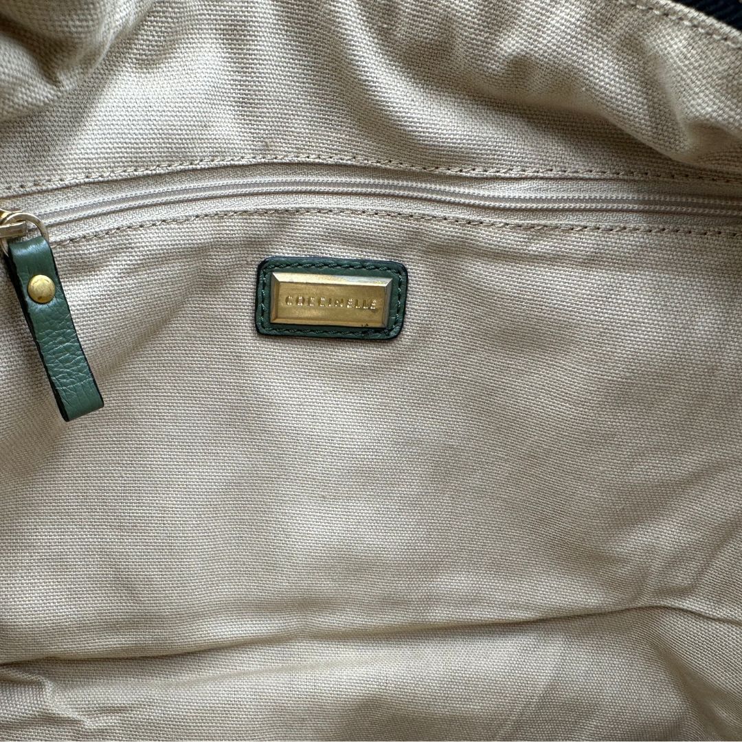 interno Borsa Coccinelle in pelle martellata verde oliva con parti metalliche dorate; munita di un manico singolo leggermente regolabile. Completa di dustbag, di lusso, originale, ottime condizioni, usata. 