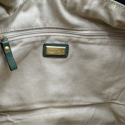 interno Borsa Coccinelle in pelle martellata verde oliva con parti metalliche dorate; munita di un manico singolo leggermente regolabile. Completa di dustbag, di lusso, originale, ottime condizioni, usata. 