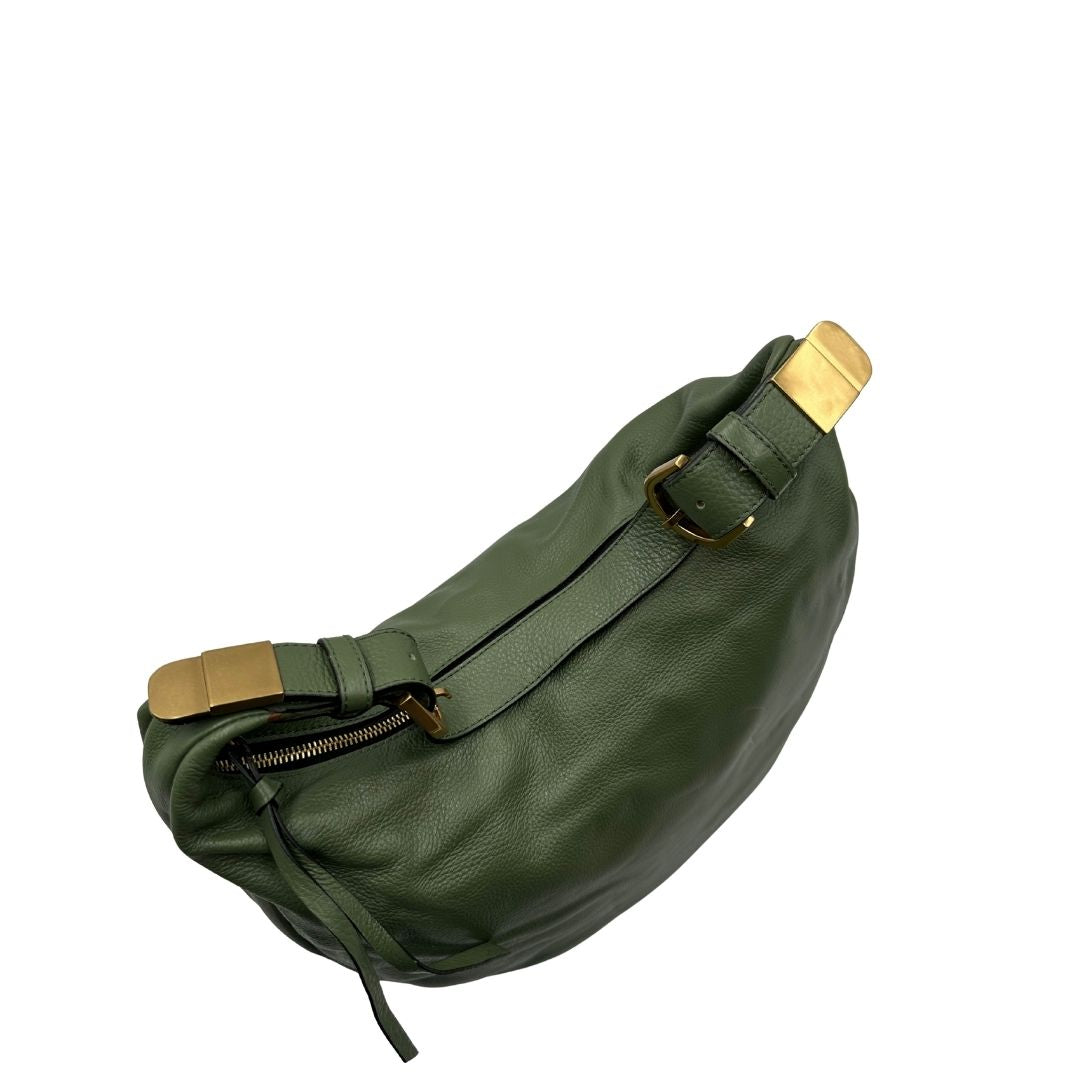 Borsa Coccinelle in pelle martellata verde oliva con parti metalliche dorate; munita di un manico singolo leggermente regolabile. Completa di dustbag, di lusso, originale, ottime condizioni, usata.