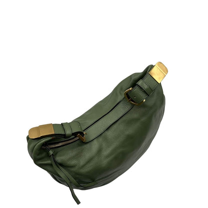 Borsa Coccinelle in pelle martellata verde oliva con parti metalliche dorate; munita di un manico singolo leggermente regolabile. Completa di dustbag, di lusso, originale, ottime condizioni, usata.