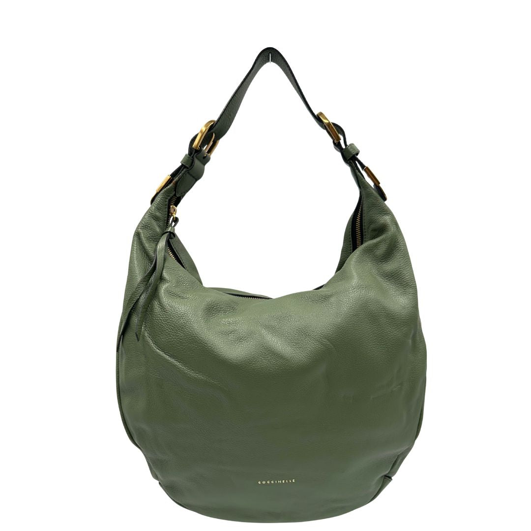 front Borsa Coccinelle in pelle martellata verde oliva con parti metalliche dorate; munita di un manico singolo leggermente regolabile. Completa di dustbag, di lusso, originale, ottime condizioni, usata. 