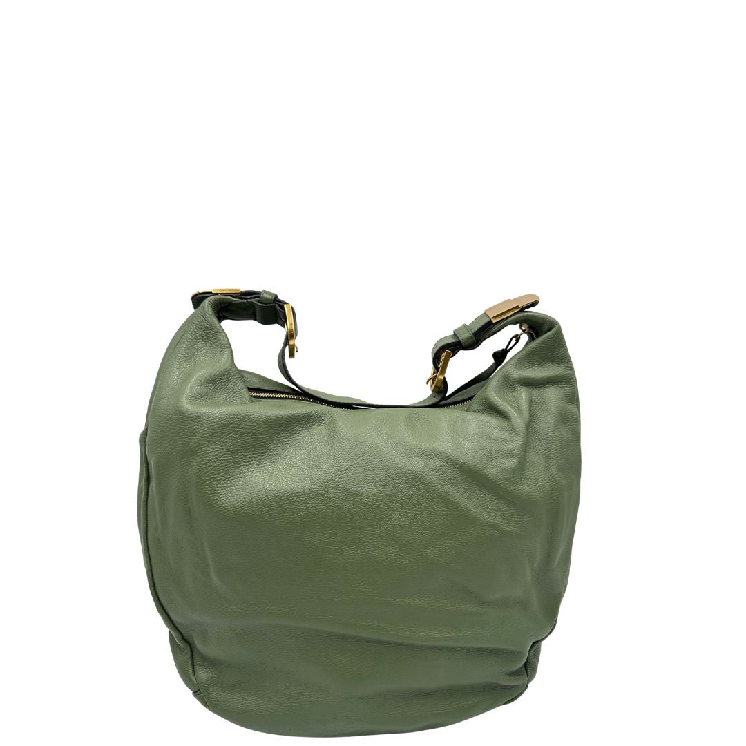 retro Borsa Coccinelle in pelle martellata verde oliva con parti metalliche dorate; munita di un manico singolo leggermente regolabile. Completa di dustbag, di lusso, originale, ottime condizioni, usata. 