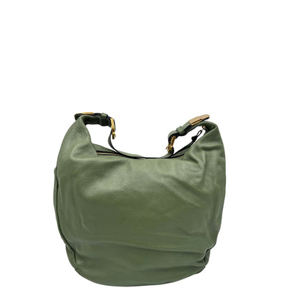 retro Borsa Coccinelle in pelle martellata verde oliva con parti metalliche dorate; munita di un manico singolo leggermente regolabile. Completa di dustbag, di lusso, originale, ottime condizioni, usata. 