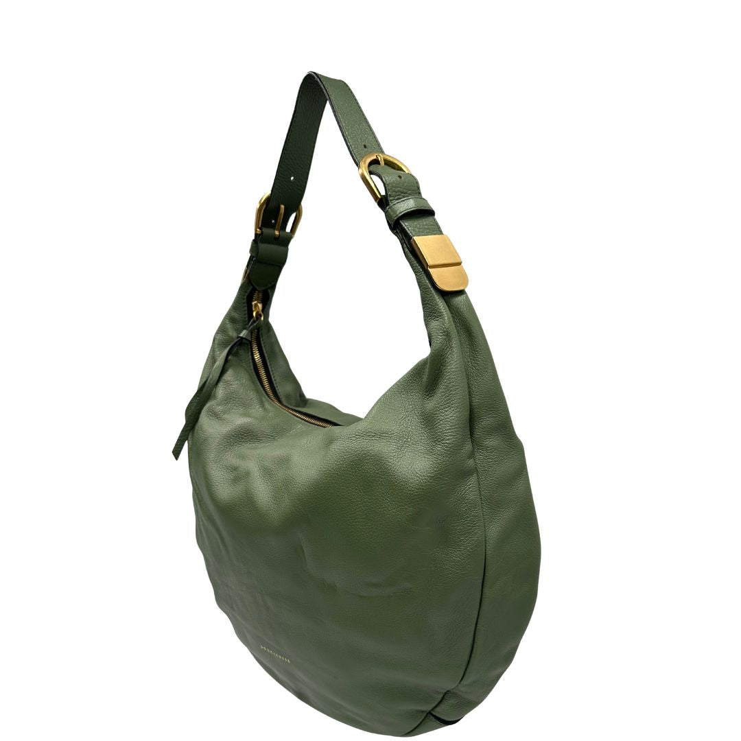 lato Borsa Coccinelle in pelle martellata verde oliva con parti metalliche dorate; munita di un manico singolo leggermente regolabile. Completa di dustbag, di lusso, originale, ottime condizioni, usata. 