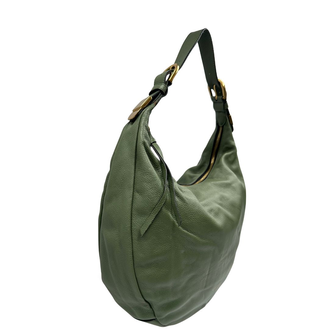 lato Borsa Coccinelle in pelle martellata verde oliva con parti metalliche dorate; munita di un manico singolo leggermente regolabile. Completa di dustbag, di lusso, originale, ottime condizioni, usata. 