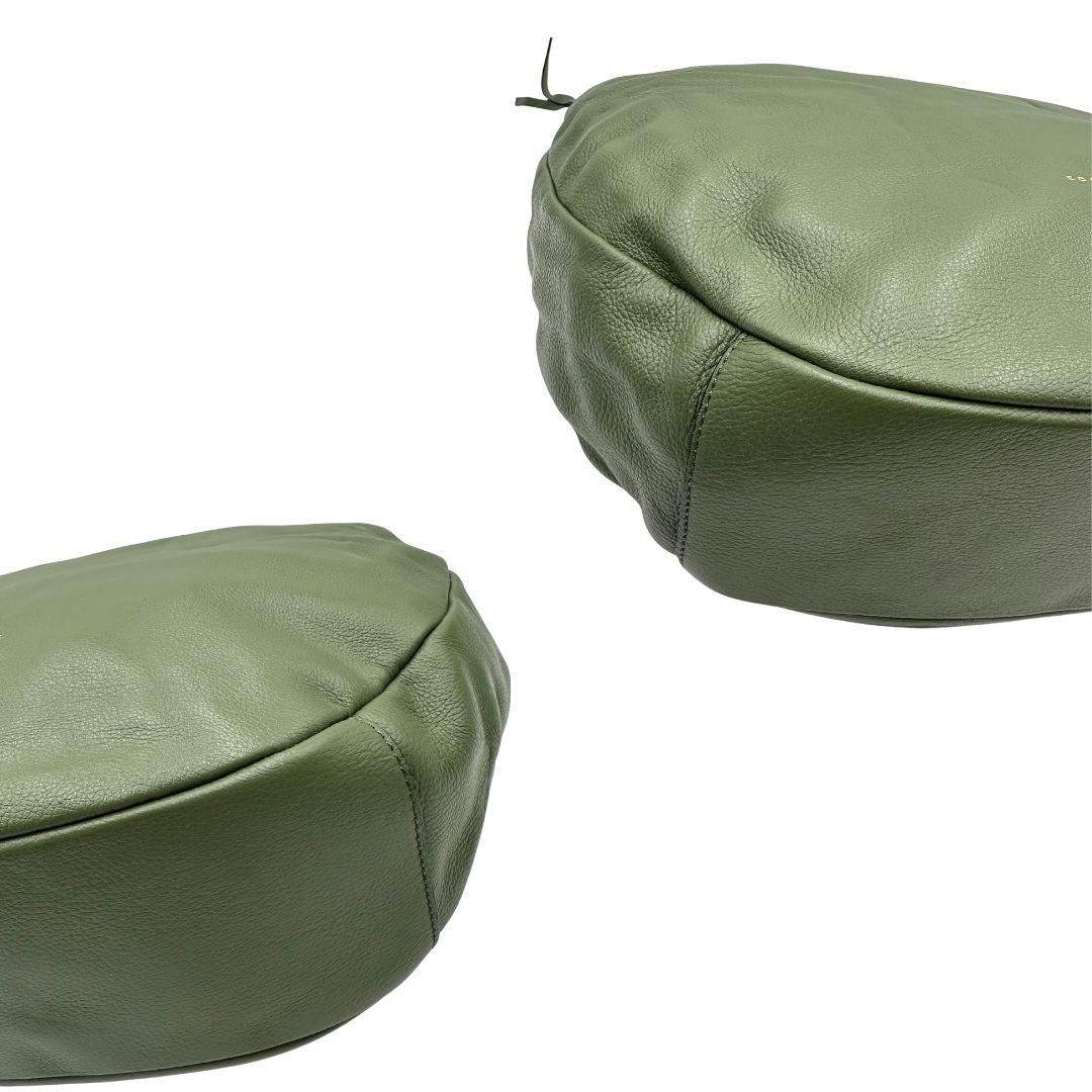 angoli Borsa Coccinelle in pelle martellata verde oliva con parti metalliche dorate; munita di un manico singolo leggermente regolabile. Completa di dustbag, di lusso, originale, ottime condizioni, usata. 