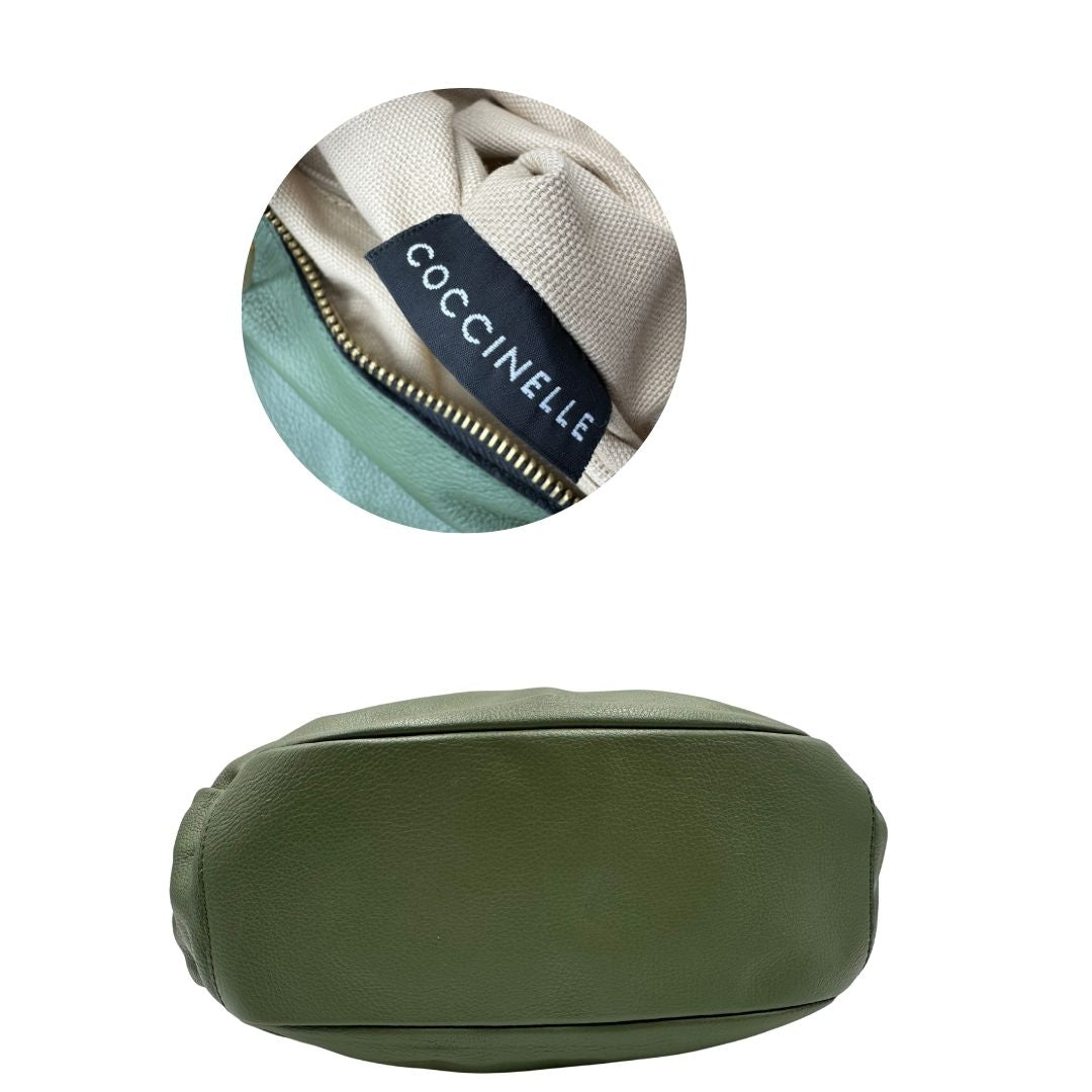 base Borsa Coccinelle in pelle martellata verde oliva con parti metalliche dorate; munita di un manico singolo leggermente regolabile. Completa di dustbag, di lusso, originale, ottime condizioni, usata. 