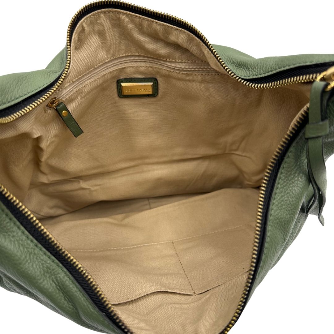 interno Borsa Coccinelle in pelle martellata verde oliva con parti metalliche dorate; munita di un manico singolo leggermente regolabile. Completa di dustbag, di lusso, originale, ottime condizioni, usata. 