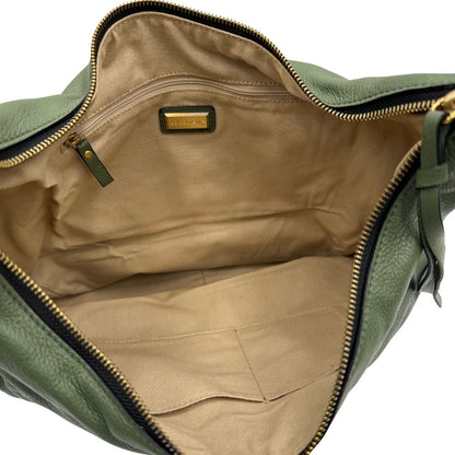 interno Borsa Coccinelle in pelle martellata verde oliva con parti metalliche dorate; munita di un manico singolo leggermente regolabile. Completa di dustbag, di lusso, originale, ottime condizioni, usata. 