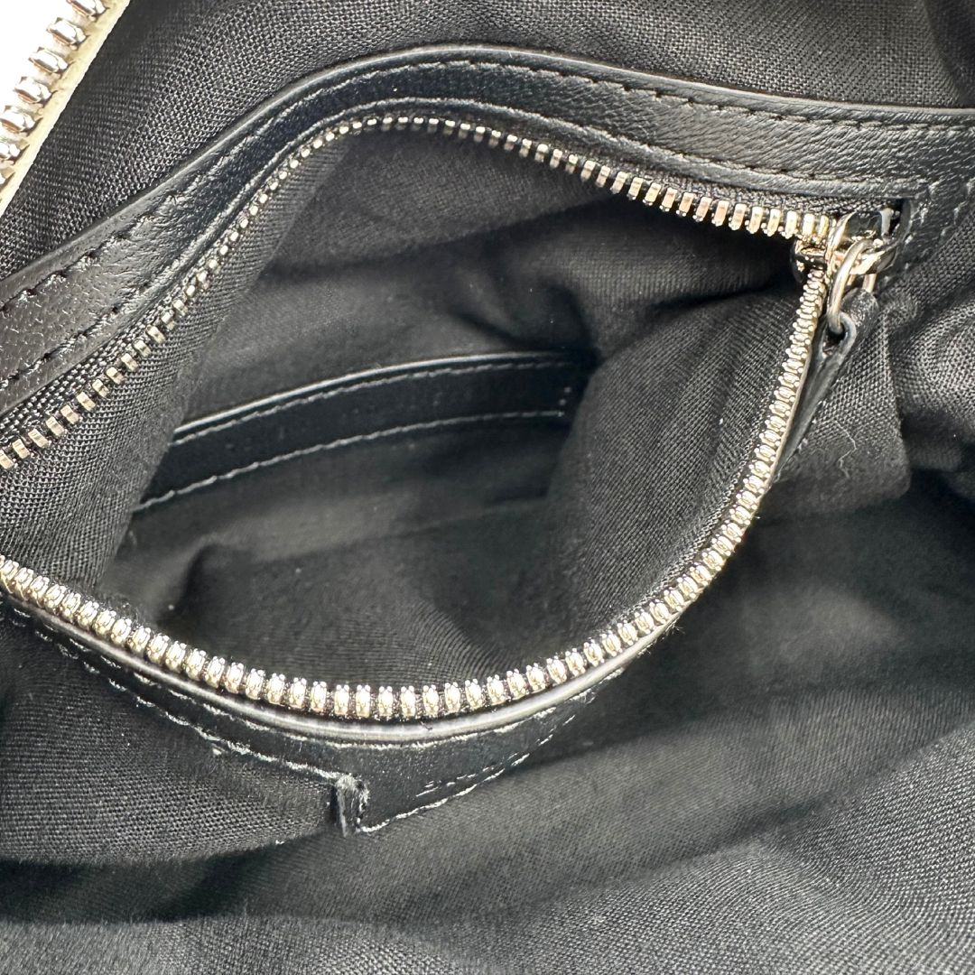 interno Borsa Balenciaga in pelle crinkled bianca con parti metalliche argentate; munita di doppi manici stondati e una tracolla regolabile. Completa di dustbag, di lusso, originale, ottime condizioni. 