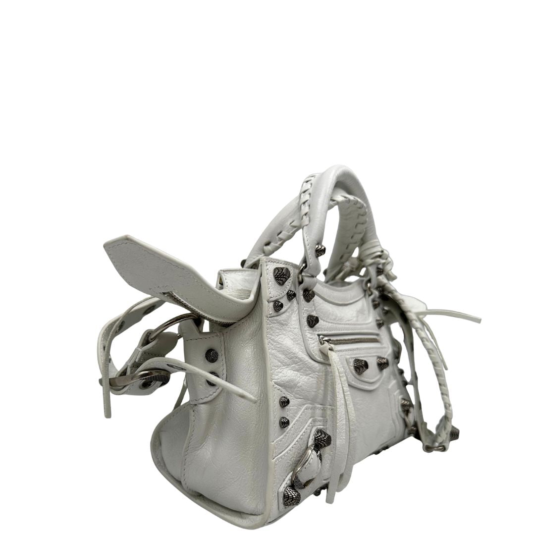 lato Borsa Balenciaga in pelle crinkled bianca con parti metalliche argentate; munita di doppi manici stondati e una tracolla regolabile. Completa di dustbag, di lusso, originale, ottime condizioni. 