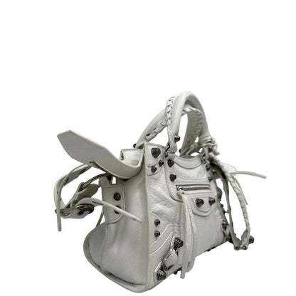 lato Borsa Balenciaga in pelle crinkled bianca con parti metalliche argentate; munita di doppi manici stondati e una tracolla regolabile. Completa di dustbag, di lusso, originale, ottime condizioni. 