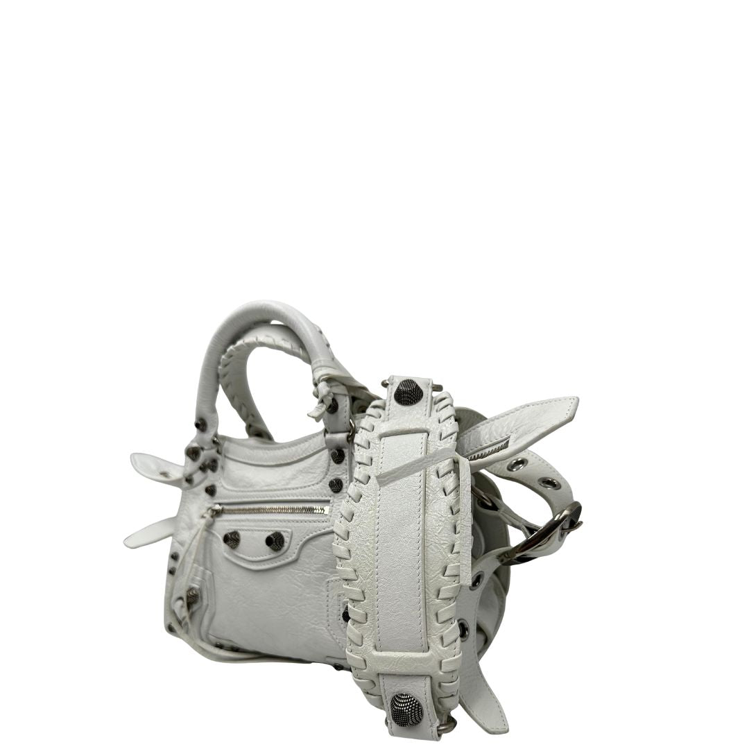 lato Borsa Balenciaga in pelle crinkled bianca con parti metalliche argentate; munita di doppi manici stondati e una tracolla regolabile. Completa di dustbag, di lusso, originale, ottime condizioni. 