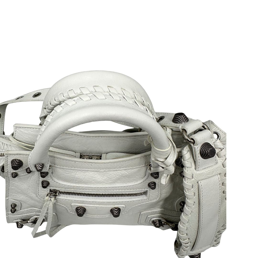 manici Borsa Balenciaga in pelle crinkled bianca con parti metalliche argentate; munita di doppi manici stondati e una tracolla regolabile. Completa di dustbag, di lusso, originale, ottime condizioni. 