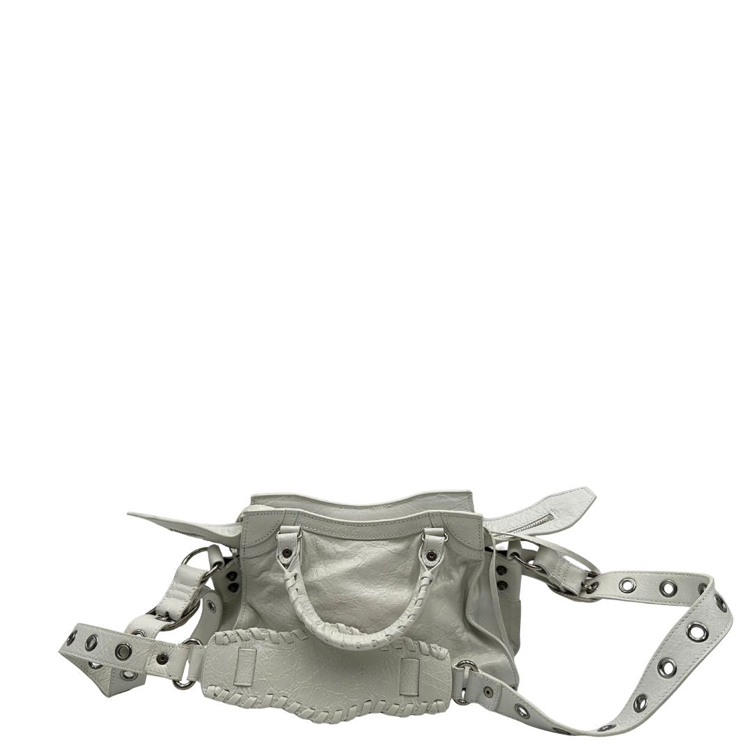 retro Borsa Balenciaga in pelle crinkled bianca con parti metalliche argentate; munita di doppi manici stondati e una tracolla regolabile. Completa di dustbag, di lusso, originale, ottime condizioni. 