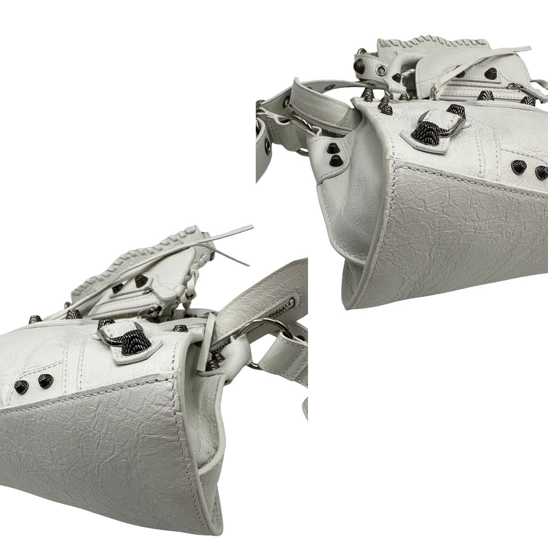 angoli Borsa Balenciaga in pelle crinkled bianca con parti metalliche argentate; munita di doppi manici stondati e una tracolla regolabile. Completa di dustbag, di lusso, originale, ottime condizioni. 