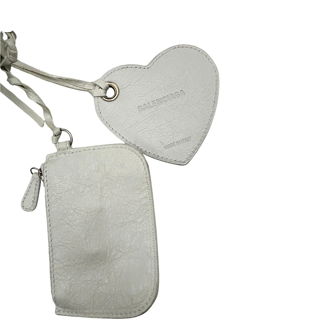 Borsa Balenciaga in pelle crinkled bianca con parti metalliche argentate; munita di doppi manici stondati e una tracolla regolabile. Completa di dustbag, di lusso, originale, ottime condizioni. 