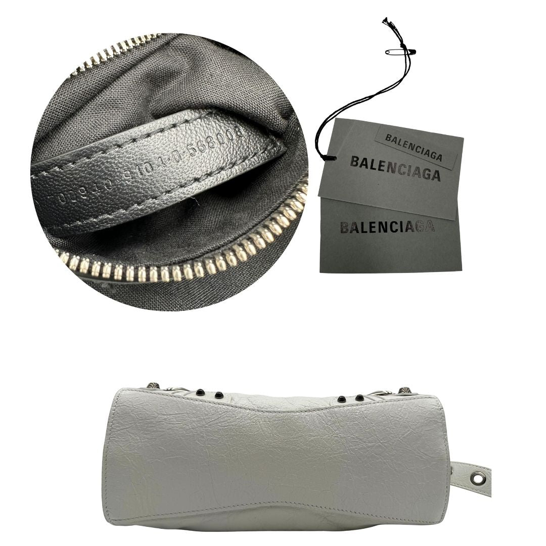 base Borsa Balenciaga in pelle crinkled bianca con parti metalliche argentate; munita di doppi manici stondati e una tracolla regolabile. Completa di dustbag, di lusso, originale, ottime condizioni. 