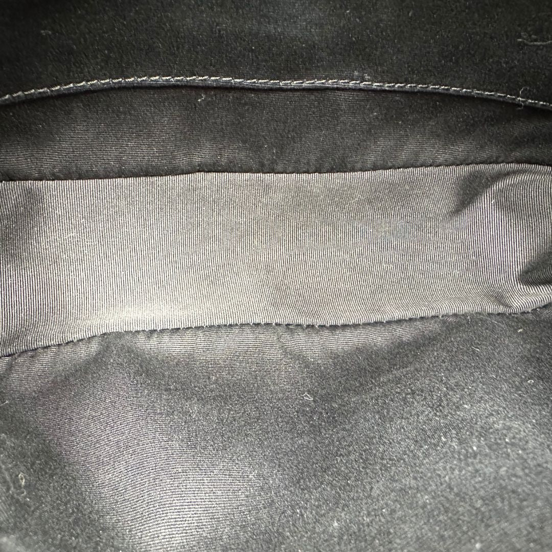 interno  Tracolla Saint Laurent in pelle nera trapuntata con parti metalliche dorate; impreziosita da logo Cassandre sul front. Indossabile a tracolla. Completa di dustbag, di lusso, originale, ottime condizioni.