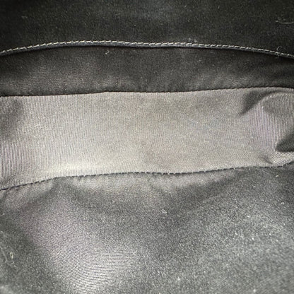 interno  Tracolla Saint Laurent in pelle nera trapuntata con parti metalliche dorate; impreziosita da logo Cassandre sul front. Indossabile a tracolla. Completa di dustbag, di lusso, originale, ottime condizioni.