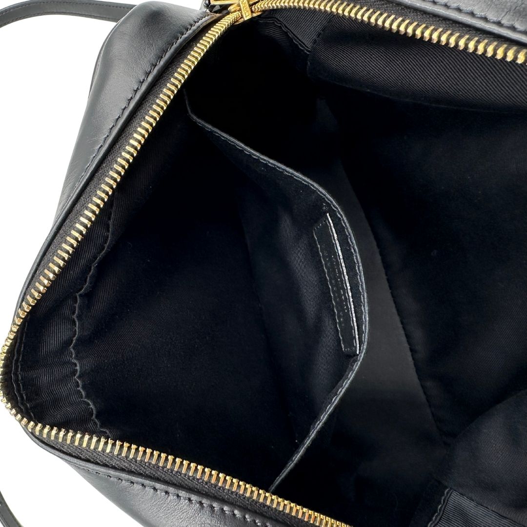 interno Tracolla Saint Laurent in pelle nera trapuntata con parti metalliche dorate; impreziosita da logo Cassandre sul front. Indossabile a tracolla. Completa di dustbag, di lusso, originale, ottime condizioni. 