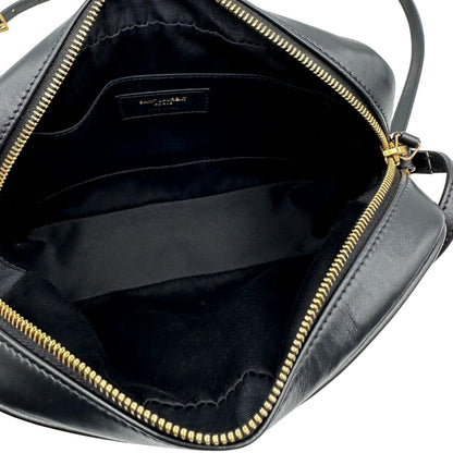 interno Tracolla Saint Laurent in pelle nera trapuntata con parti metalliche dorate; impreziosita da logo Cassandre sul front. Indossabile a tracolla. Completa di dustbag, di lusso, originale, ottime condizioni. 