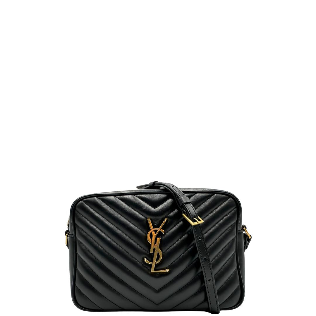 front Tracolla Saint Laurent in pelle nera trapuntata con parti metalliche dorate; impreziosita da logo Cassandre sul front. Indossabile a tracolla. Completa di dustbag, di lusso, originale, ottime condizioni. 