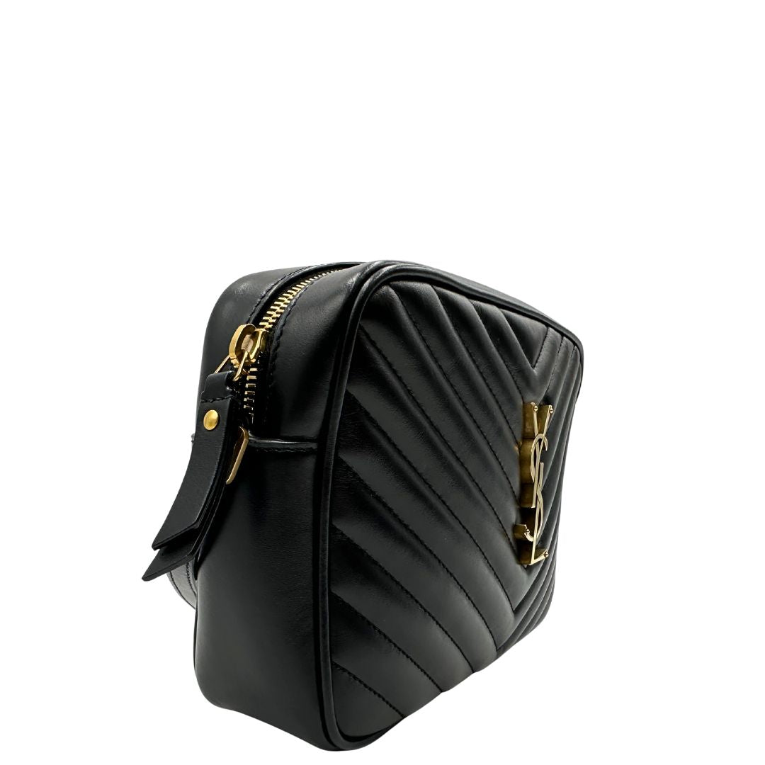 lato Tracolla Saint Laurent in pelle nera trapuntata con parti metalliche dorate; impreziosita da logo Cassandre sul front. Indossabile a tracolla. Completa di dustbag, di lusso, originale, ottime condizioni. 