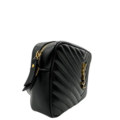 lato Tracolla Saint Laurent in pelle nera trapuntata con parti metalliche dorate; impreziosita da logo Cassandre sul front. Indossabile a tracolla. Completa di dustbag, di lusso, originale, ottime condizioni. 