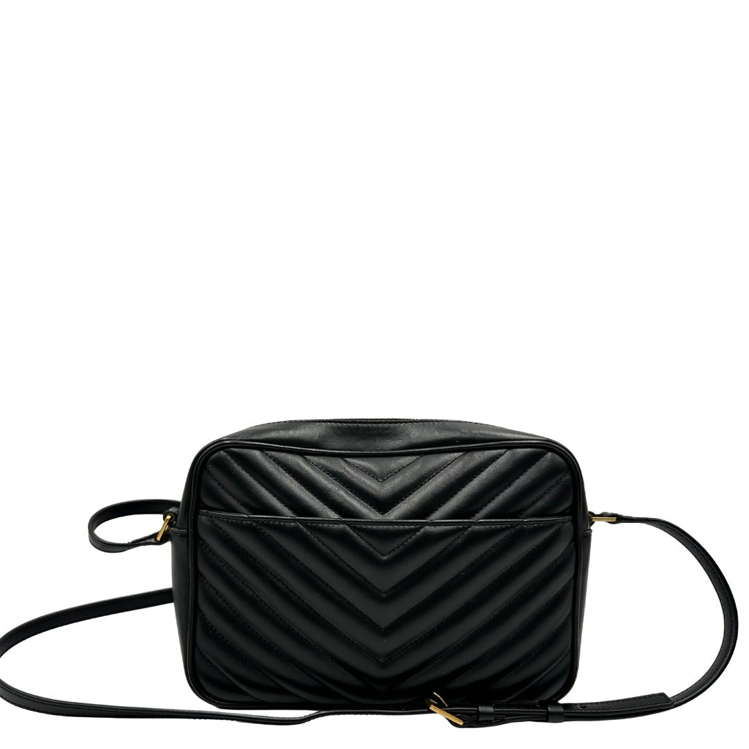 retro Tracolla Saint Laurent in pelle nera trapuntata con parti metalliche dorate; impreziosita da logo Cassandre sul front. Indossabile a tracolla. Completa di dustbag, di lusso, originale, ottime condizioni. 