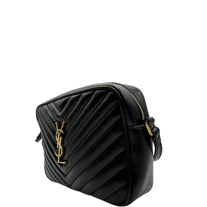 lato Tracolla Saint Laurent in pelle nera trapuntata con parti metalliche dorate; impreziosita da logo Cassandre sul front. Indossabile a tracolla. Completa di dustbag, di lusso, originale, ottime condizioni. 