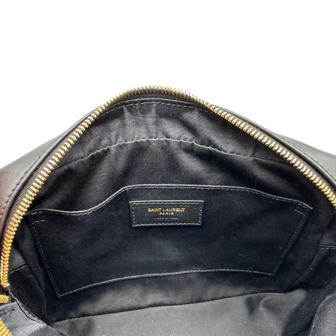 interno Tracolla Saint Laurent in pelle nera trapuntata con parti metalliche dorate; impreziosita da logo Cassandre sul front. Indossabile a tracolla. Completa di dustbag, di lusso, originale, ottime condizioni. 