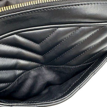 interno Tracolla Saint Laurent in pelle nera trapuntata con parti metalliche dorate; impreziosita da logo Cassandre sul front. Indossabile a tracolla. Completa di dustbag, di lusso, originale, ottime condizioni. 