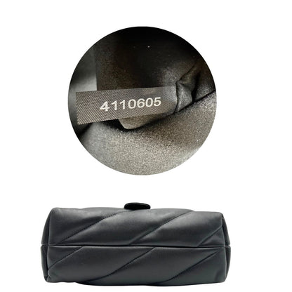 Base di una Borsa Pinko in pelle trapuntata nera con parti metalliche argentate; munita di una tracolla in catena con spallaccio in pelle. Completa di dustbag. Originale, usata, di lusso, in ottime condizioni.